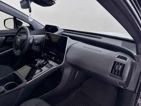 Used 2024 Toyota bZ4X XLE image 31