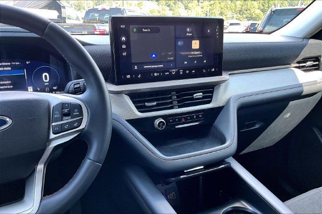 Used 2025 Ford Explorer Active RWD image 6