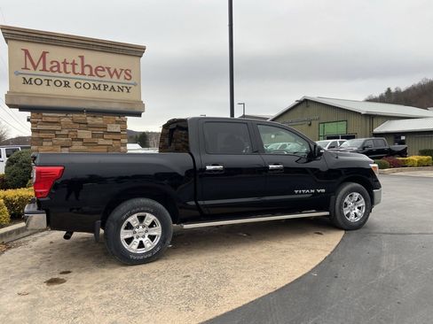 Used 2018 Nissan Titan SV image 5