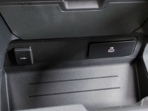 New 2026 Land Rover Defender 110 OCTA image 32