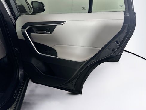 Used 2025 Toyota RAV4 XLE w/ Convenience Package image 32