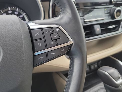 Used 2021 Toyota Highlander XLE AWD/4WD image 22
