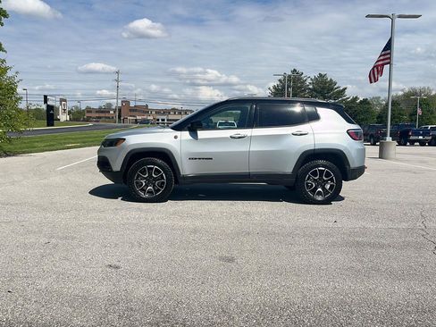 Used 2026 Jeep Compass Trailhawk AWD/4WD image 2