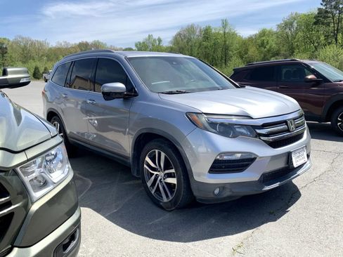 Used 2017 Honda Pilot Touring image 1