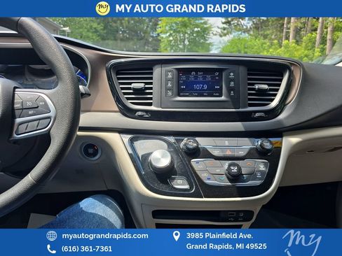 Used 2017 Chrysler Pacifica Touring FWD image 19