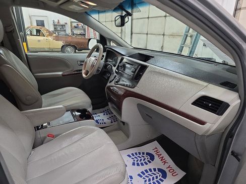 Used 2014 Toyota Sienna XLE FWD image 32