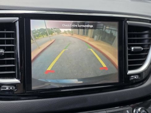 Used 2023 Chrysler Pacifica Touring-L FWD image 15
