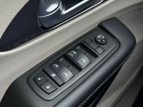 Used 2024 Chrysler Pacifica Touring-L image 30