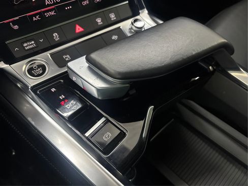 Used 2022 Audi e-tron Premium w/ Convenience Plus Package image 48