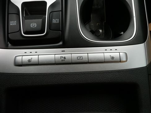 Used 2024 Kia Carnival LX image 28