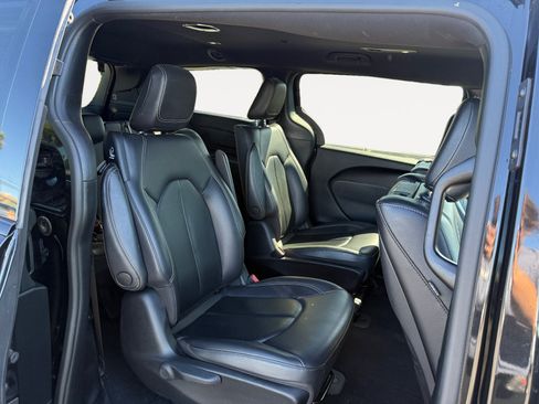 Used 2022 Chrysler Pacifica Touring-L w/ Uconnect Theater Family Group FWD image 18