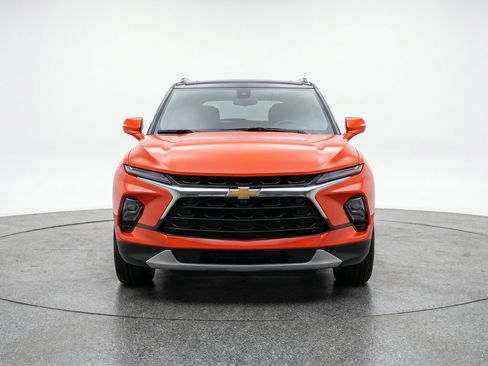 Used 2025 Chevrolet Blazer LT FWD image 2