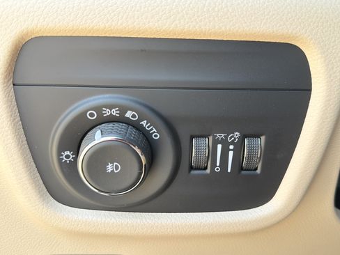 Used 2024 Jeep Grand Cherokee Limited w/ Luxury Tech Group II RWD image 36