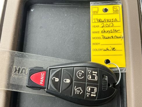 Used 2013 Chrysler Town & Country Touring-L w/ Driver Convenience Group image 34