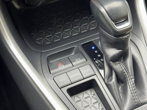 Used 2020 Toyota RAV4 XLE Premium image 28