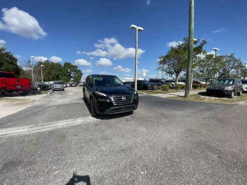 Used 2025 Nissan Rogue SV image 15