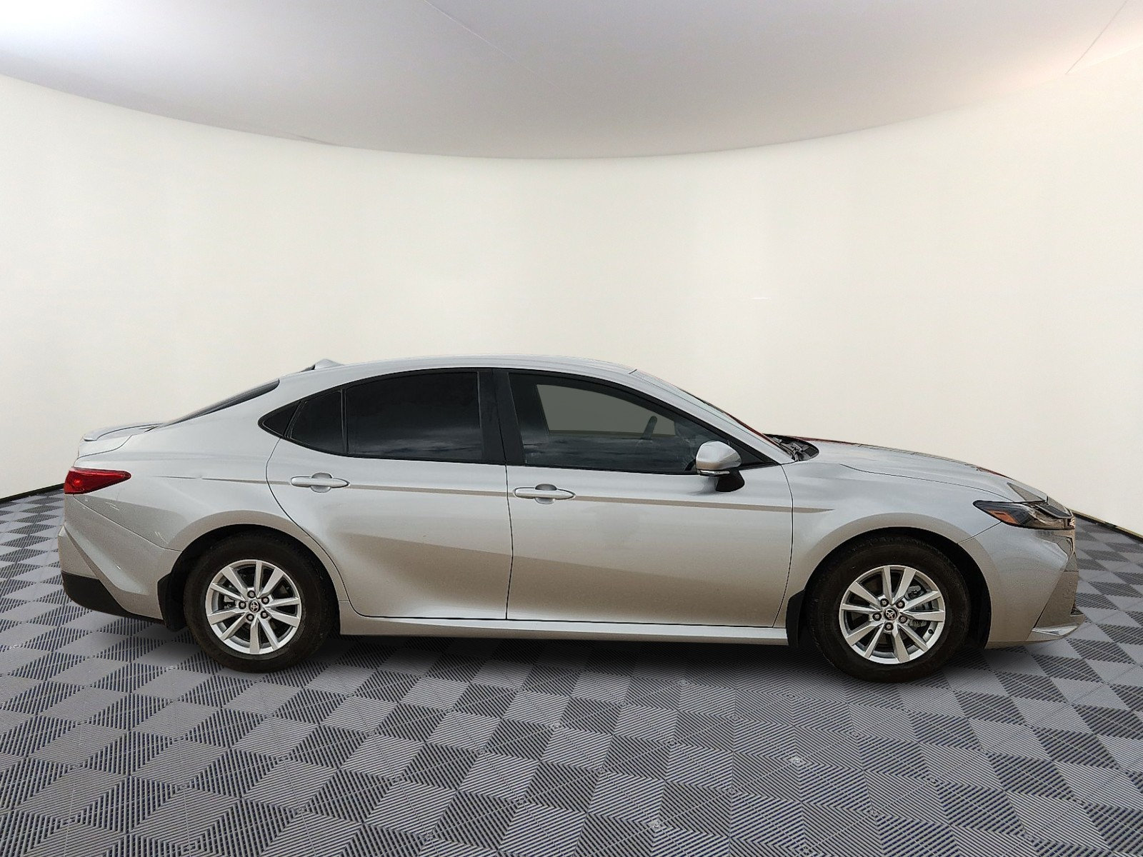 Used 2025 Toyota Camry LE w/ Convenience Package FWD image 5