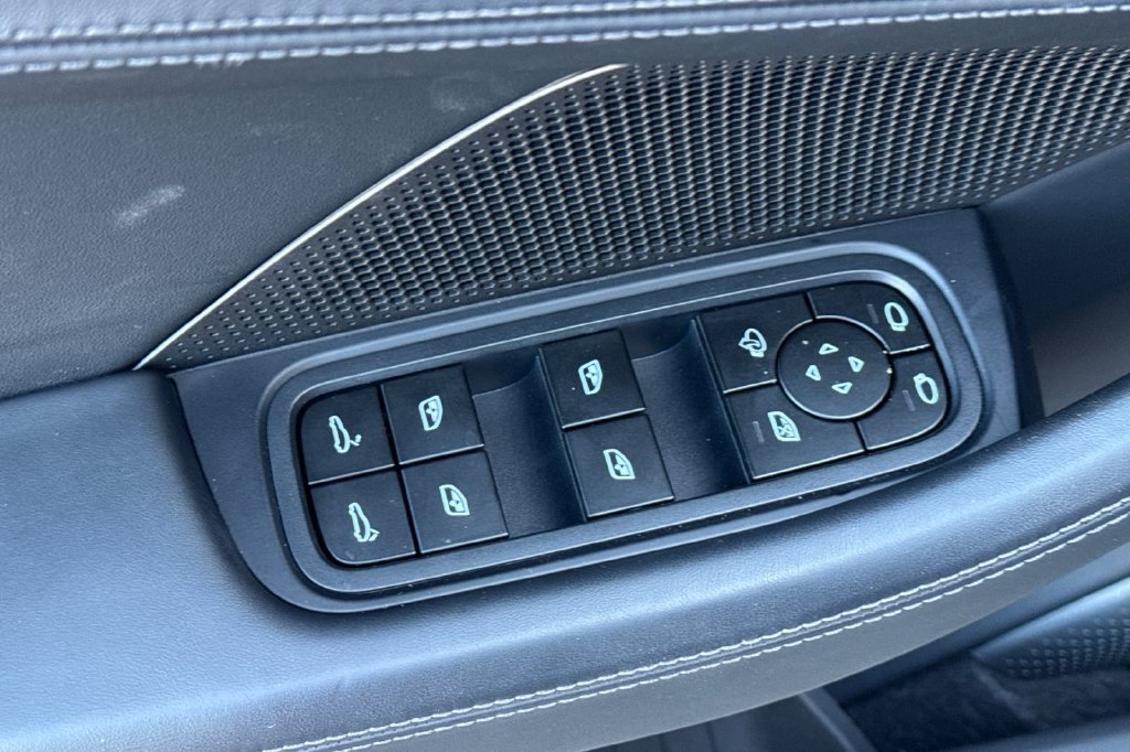 Used 2024 Porsche Panamera RWD image 16