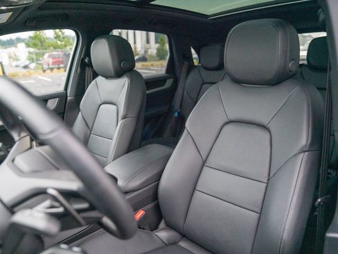 Used 2025 Porsche Cayenne image 5