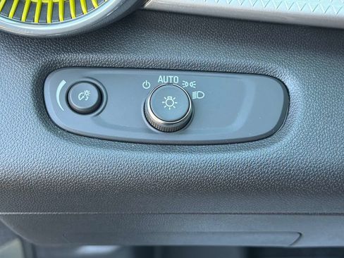 Used 2026 Chevrolet Trax LT w/ Sunroof Package FWD image 32