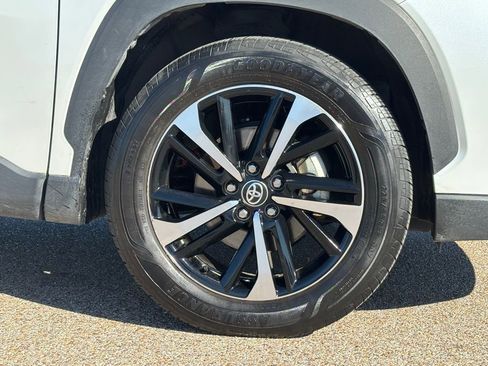 Used 2023 Toyota Corolla Cross XSE image 9