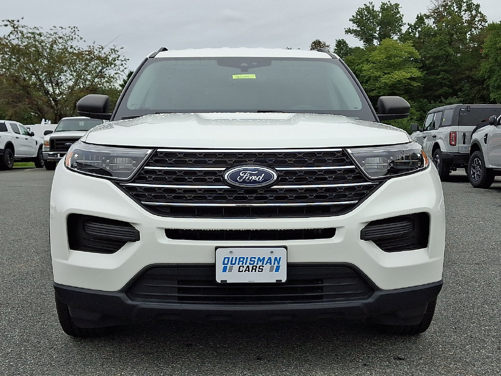 Used 2023 Ford Explorer XLT AWD/4WD image 2