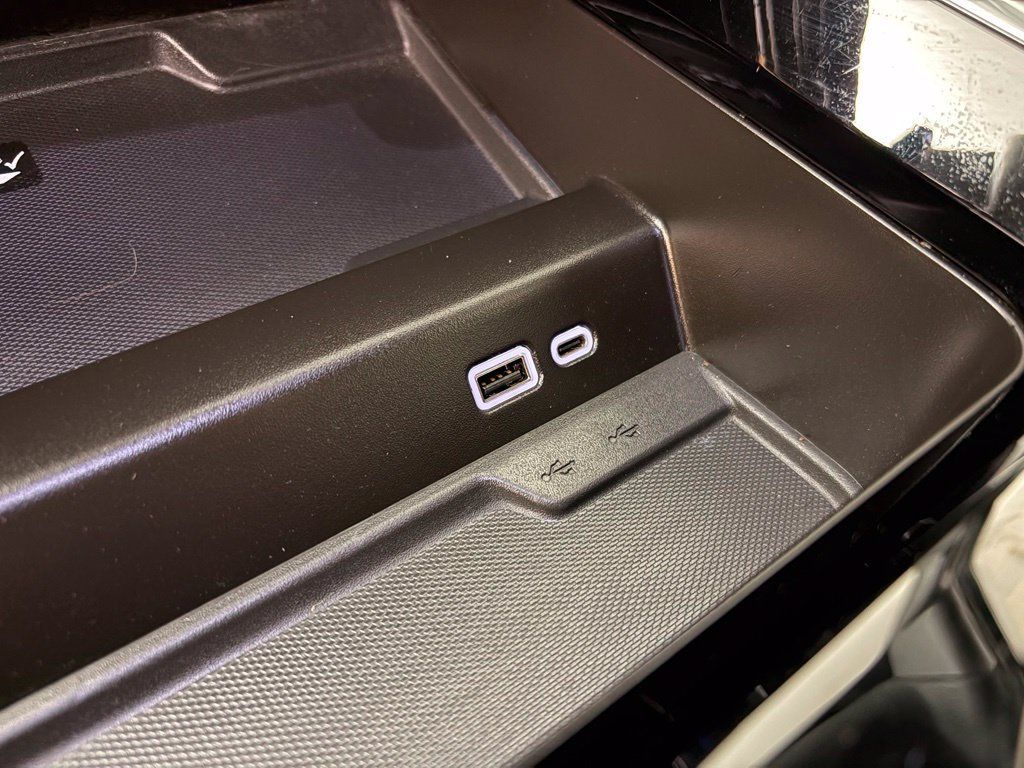 Used 2025 Chevrolet Suburban Z71 AWD/4WD image 29