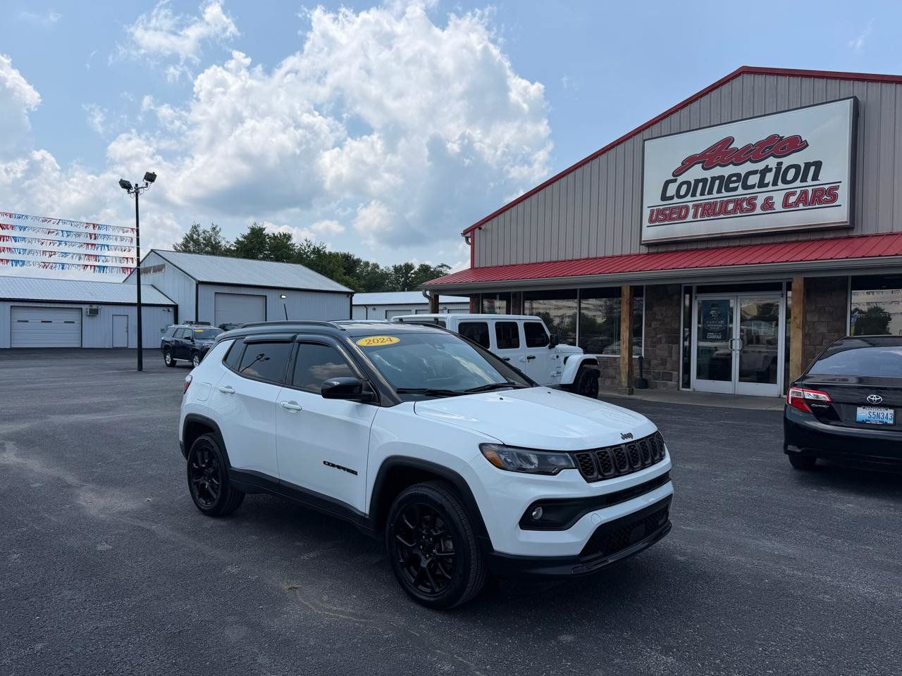 Used 2024 Jeep Compass Latitude w/ Convenience Group AWD/4WD image 2