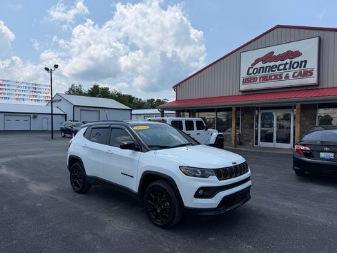 Used 2024 Jeep Compass Latitude w/ Convenience Group AWD/4WD image 2