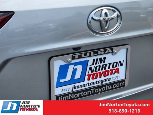 Used 2020 Toyota Highlander XLE FWD image 11