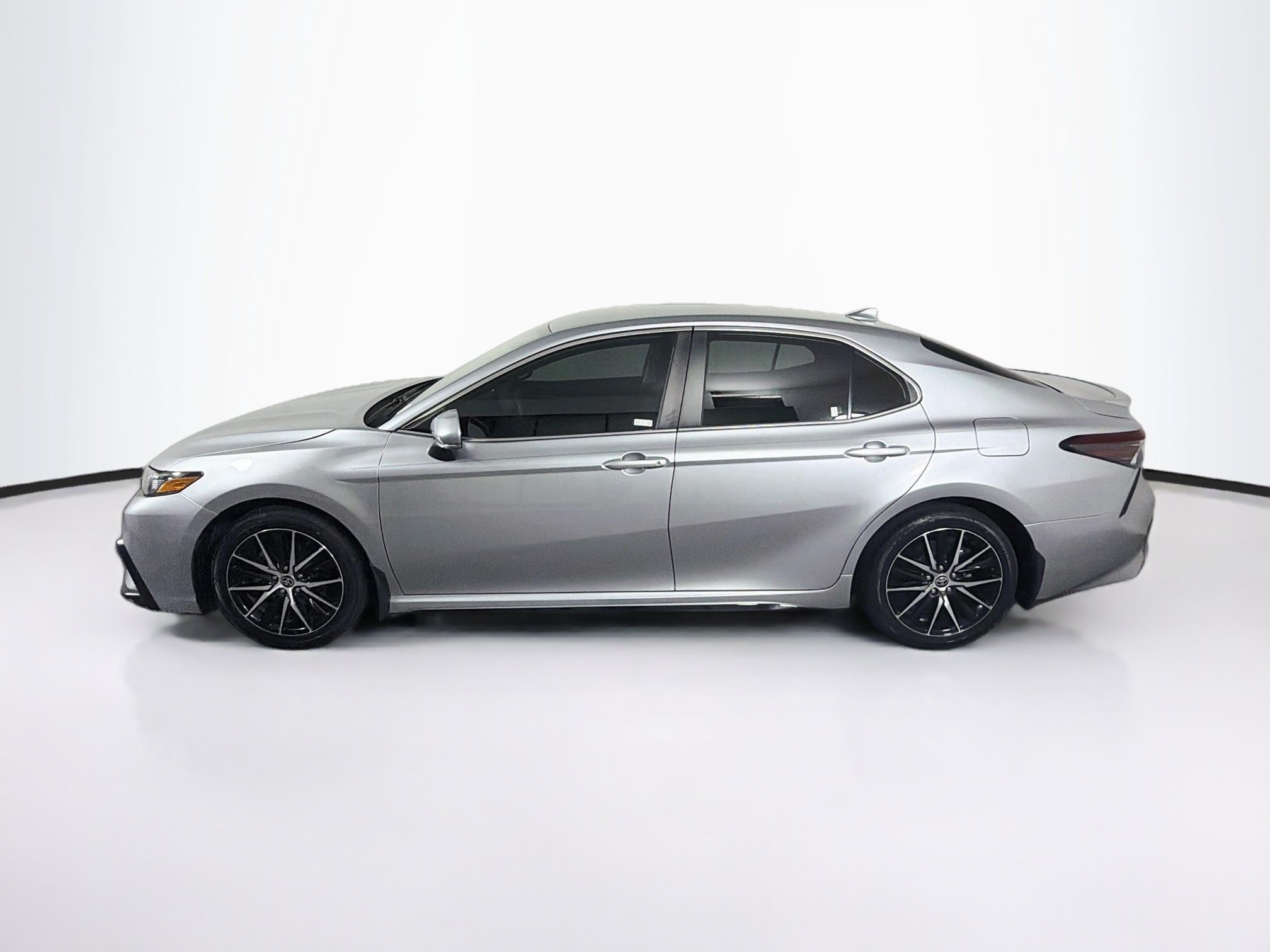 Used 2023 Toyota Camry SE FWD image 4
