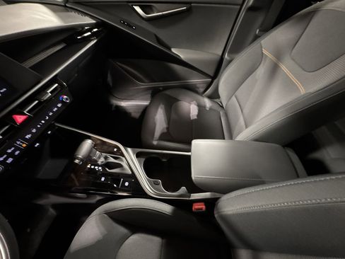 Certified 2025 Kia Niro LX image 27