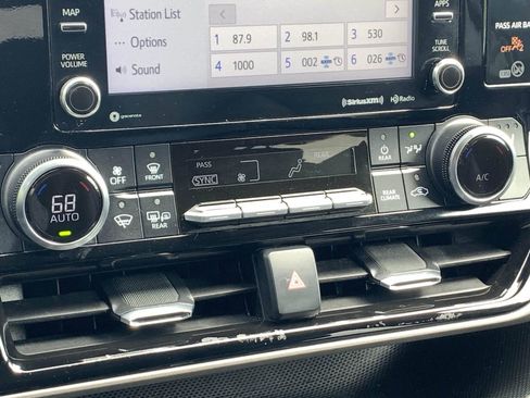 Used 2022 Toyota Highlander XLE AWD/4WD image 23
