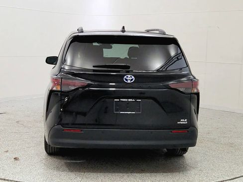 Used 2024 Toyota Sienna XLE image 6