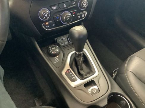 Used 2018 Jeep Cherokee Latitude Plus w/ Cold Weather Group AWD/4WD image 14