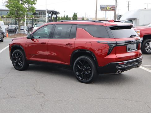 Used 2024 Chevrolet Traverse RS FWD image 8
