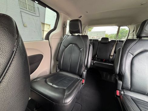Used 2022 Chrysler Pacifica Touring-L FWD image 42