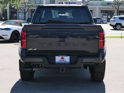 Used 2025 Toyota Tacoma SR5 AWD/4WD image 5