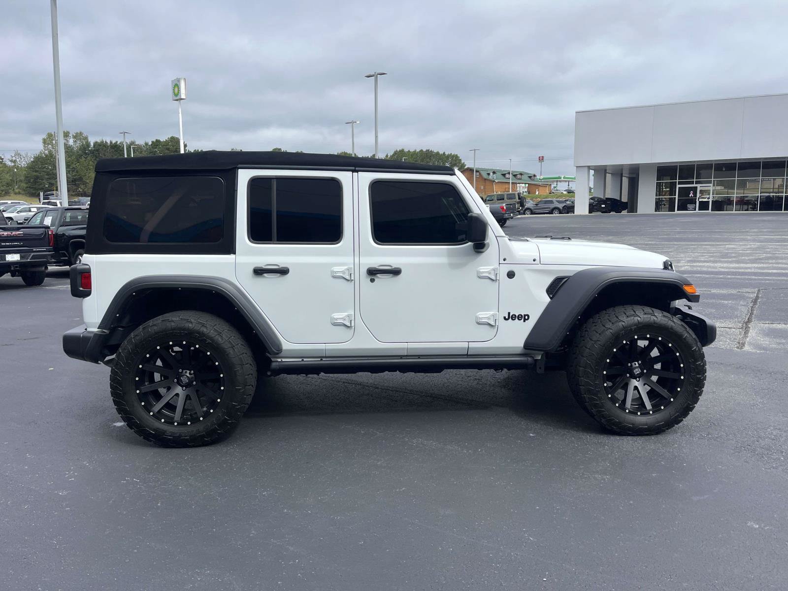 Used 2024 Jeep Wrangler Unlimited Sport AWD/4WD image 2