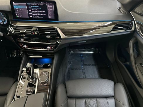 Used 2022 BMW 530e w/ Premium Package image 30