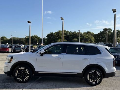 Certified 2025 Kia Telluride EX w/ EX Captain's Chair Package FWD image 8