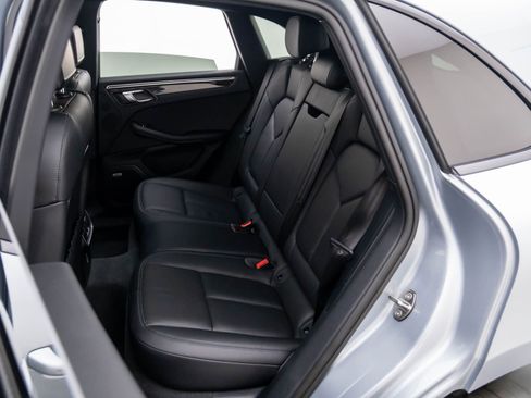 Used 2022 Porsche Macan S w/ Premium Package image 17