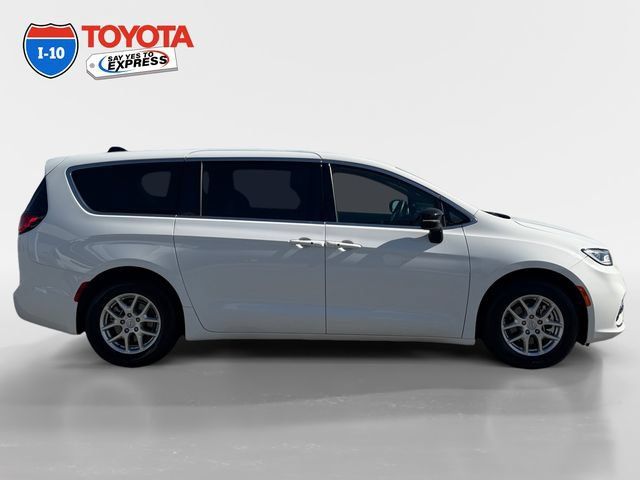 Used 2025 Chrysler Pacifica Select FWD image 6