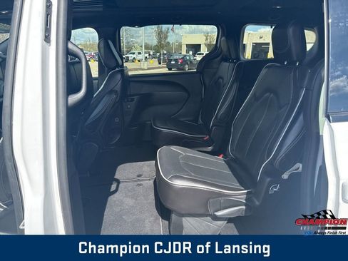 Used 2025 Chrysler Pacifica Limited FWD image 39
