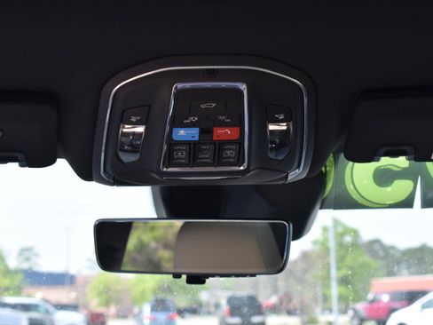 Used 2025 Jeep Grand Cherokee Limited w/ Luxury Tech Group II image 32