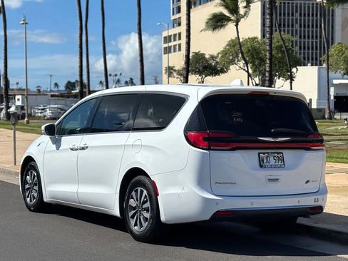 Used 2022 Chrysler Pacifica Touring-L w/ Uconnect Theater Family Group image 3