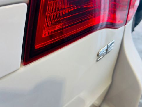 Used 2014 Volkswagen Routan SE FWD image 7
