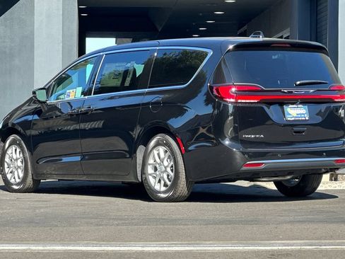 New 2027 Chrysler Pacifica Select FWD image 6