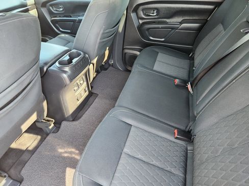 Used 2019 Nissan Titan SV w/ SV Convenience Package image 9