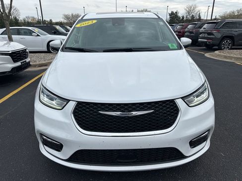 Used 2023 Chrysler Pacifica Touring-L image 1